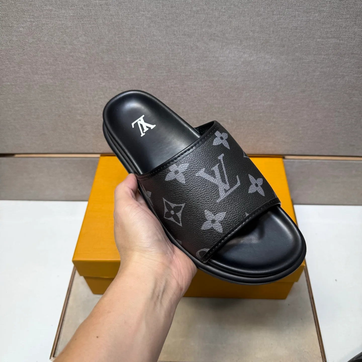 ⬛️Men's shoes 💰p320 [LV～] Men's casual slippers 2025z cabinet sales simultaneously 🔶Size: 38-44 #️⃣ 🔷3 colors🔜The upper is made of multi-material splicing ➕Genuine leather lining, comfortable and breathable, sole: original comfortable and wear-resistant outsole, ⚠️real thing📱photographed🎬real thing is better📢📢📢